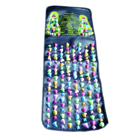 Massageteppich, bestückt mit Steinen