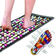 Massageteppich, bestückt mit Steinen