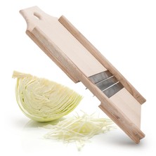 Gemüsehobel aus Holz mit drei Klingen
