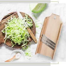 Gemüsehobel aus Holz mit drei Klingen