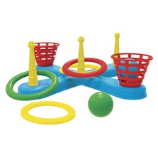 Wurfspiel mit Ringen und Bällen