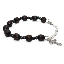 Браслет из деревянных бусинок с металлическим крестиком.