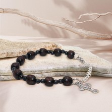 Браслет из деревянных бусинок с металлическим крестиком.